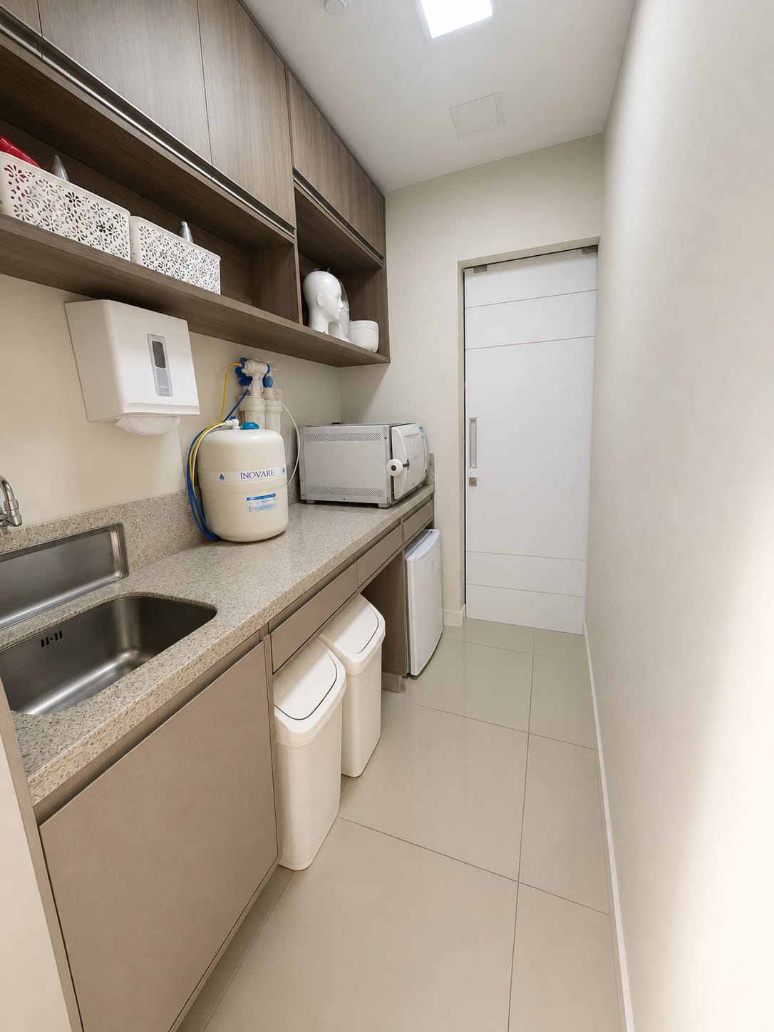 Sala de esterilização da LMB Oral, com autoclave e purificador