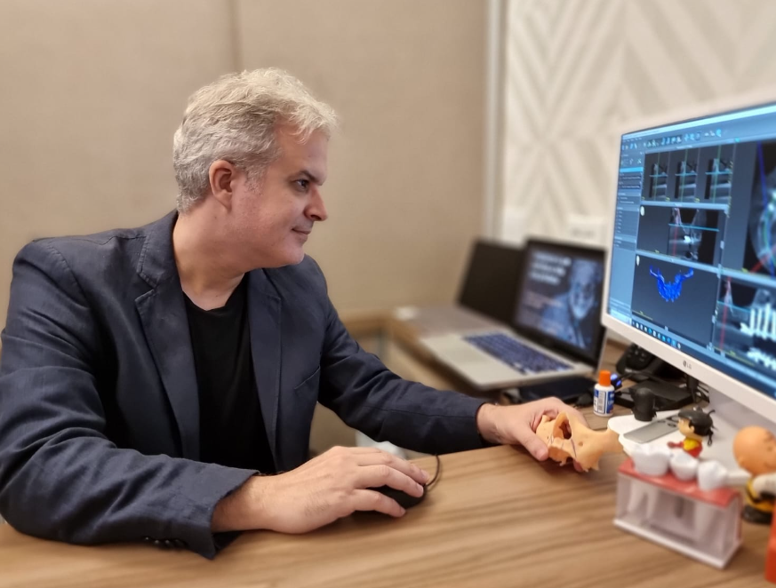 Dr. Leonardo analisando tomografia da maxila